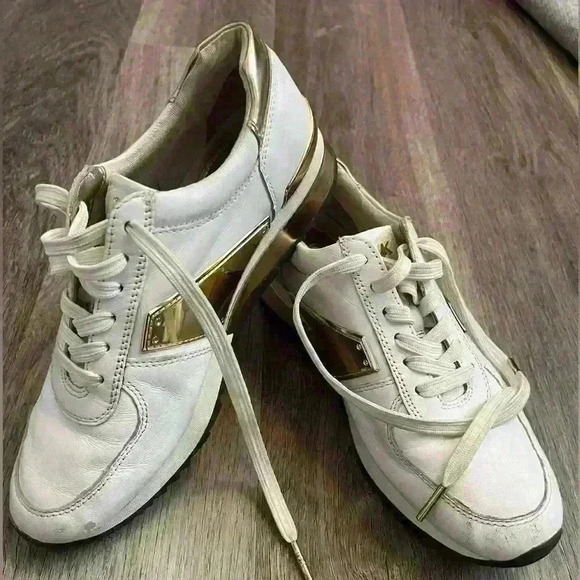 Michael Kors White Leather Sneakers with gold detail - Picture 5 of 15